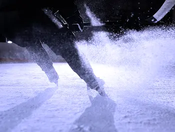 Patineur de hockey sur glace illustrant la vitesse d'exécution.