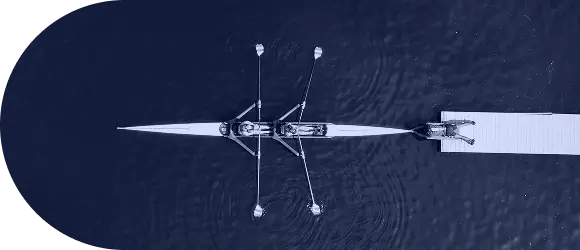 Vue aérienne d'une équipe d'aviron en navigation symbolisant la transformation et la croissance des PME chez B & Capital