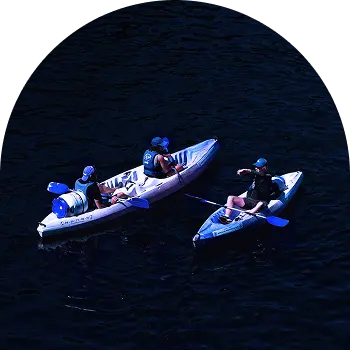 Deux personnes en kayak sur l'eau symbolisant la démarche de progrès et de durabilité ESG